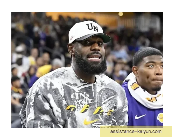 詹姆斯领衔湖人迎战勇士，季前赛精彩对决再度引发球迷热议